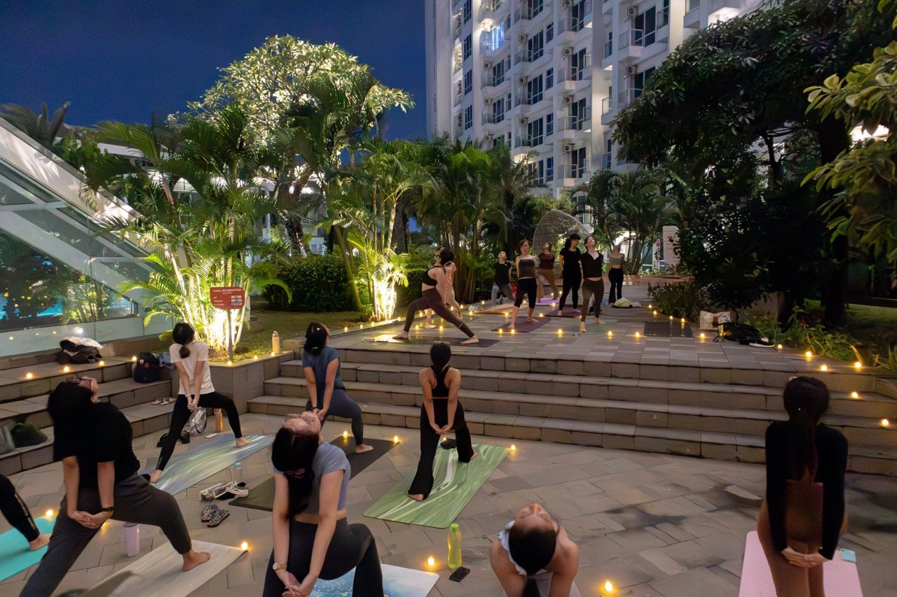 Candlelight Yoga Harris Puri Mansion di Moment Earth Hour 2025