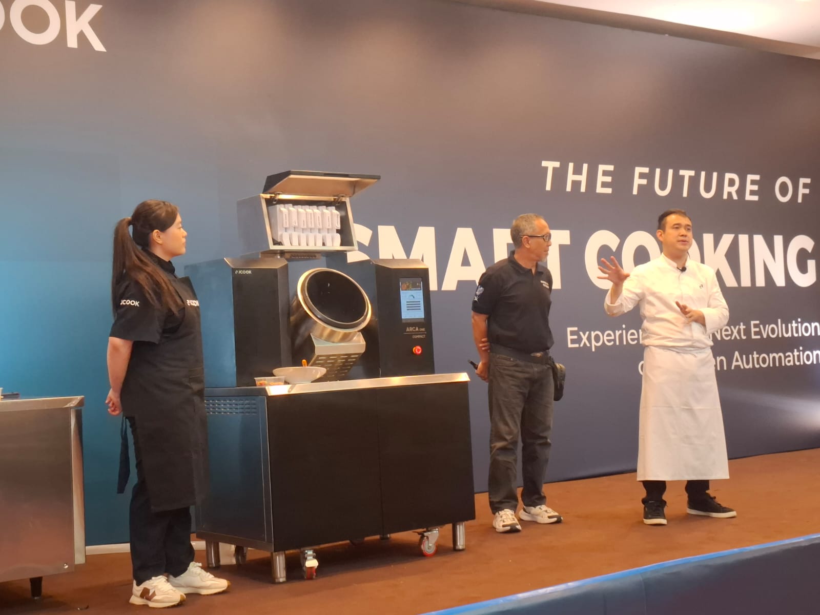 JCOOK Luncurkan Teknologi Automatic Robot Cooking Assistant (ARCA)