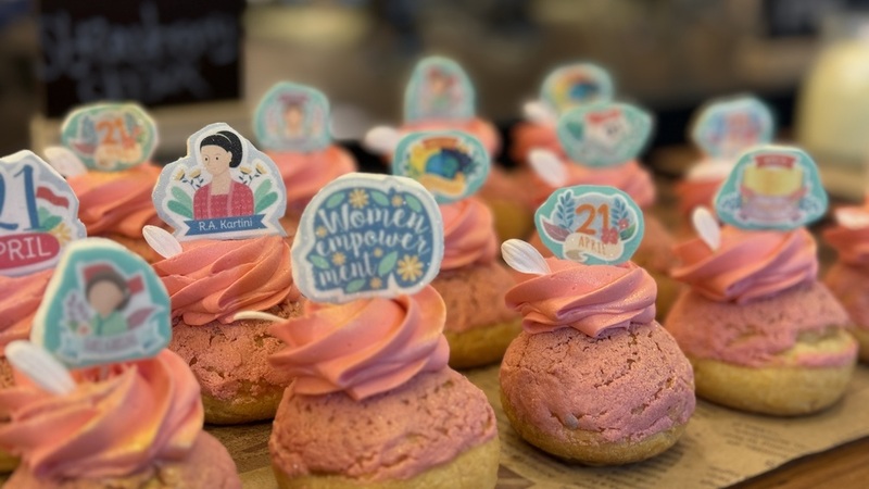 Strawberry Choux Kartini Aston Priority Simatupang