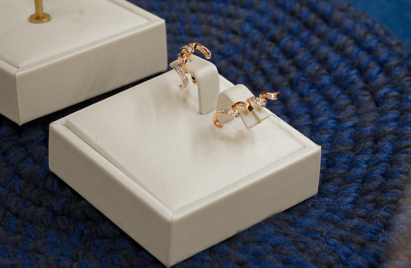 Anting Mondial Dreams kolaborasi dengan Mangmoel bersiluet pita