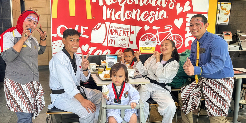 keluarga Indonesia menikmati National Breakfast Day McDonald's Indonesia ke-14
