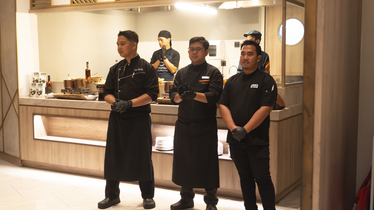 Kolaborasi Tiga Chef (Chef Idrus dari Oakwood PIK Jakarta), Chef Zan dari HARRIS Puri Mansion Jakarta), dan Chef Andreas dari KARA)  
