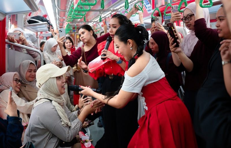 Yura Yunita menyanyikan lagu Merakit, kolaborasi dengan SGM