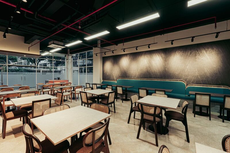 Parade Restaurant yang berkapasitas 80 tempat duduk 