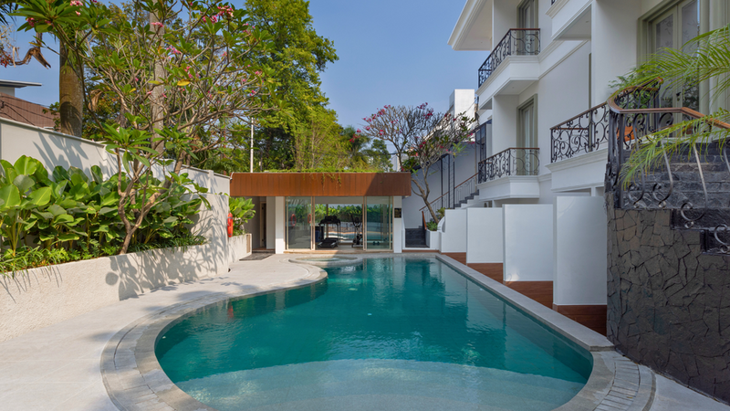 Kolam renang di Artotel Casa Hangtuah