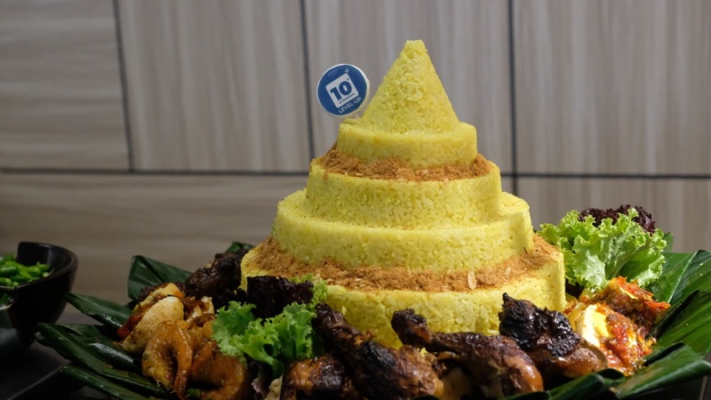 Nasi Tumpeng HUT Ke-10 Aston Simatupang