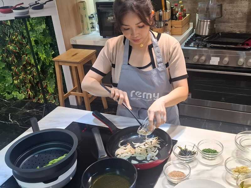 Chef Marinka memasak menggunakan produk remy pan